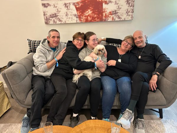 מחובקים: תמונה ראשונה של חמשת החטופים יחד