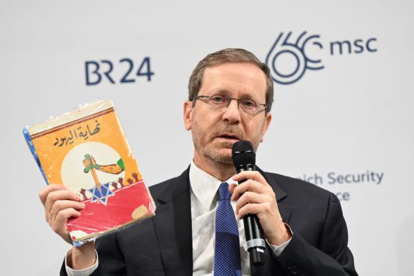 "קץ היהודים": הרצוג חשף ספר אנטישמי מרצועת עזה