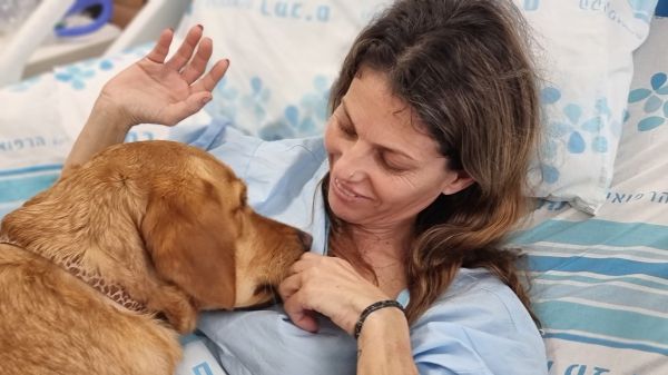 מרגש: כשהפצועה מטיל הנ"ט פגשה את הכלב בנו