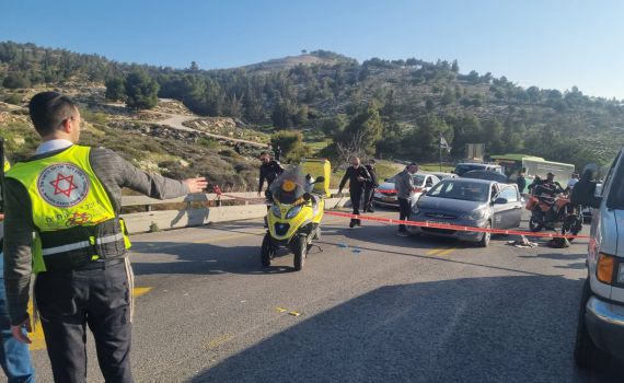 8 נפגעים בפיגוע ירי בכביש 1; המחבלים חוסלו