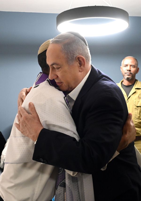 בצעד נדיר: נתניהו הגיע לניחום אבלים בשבי שומרון