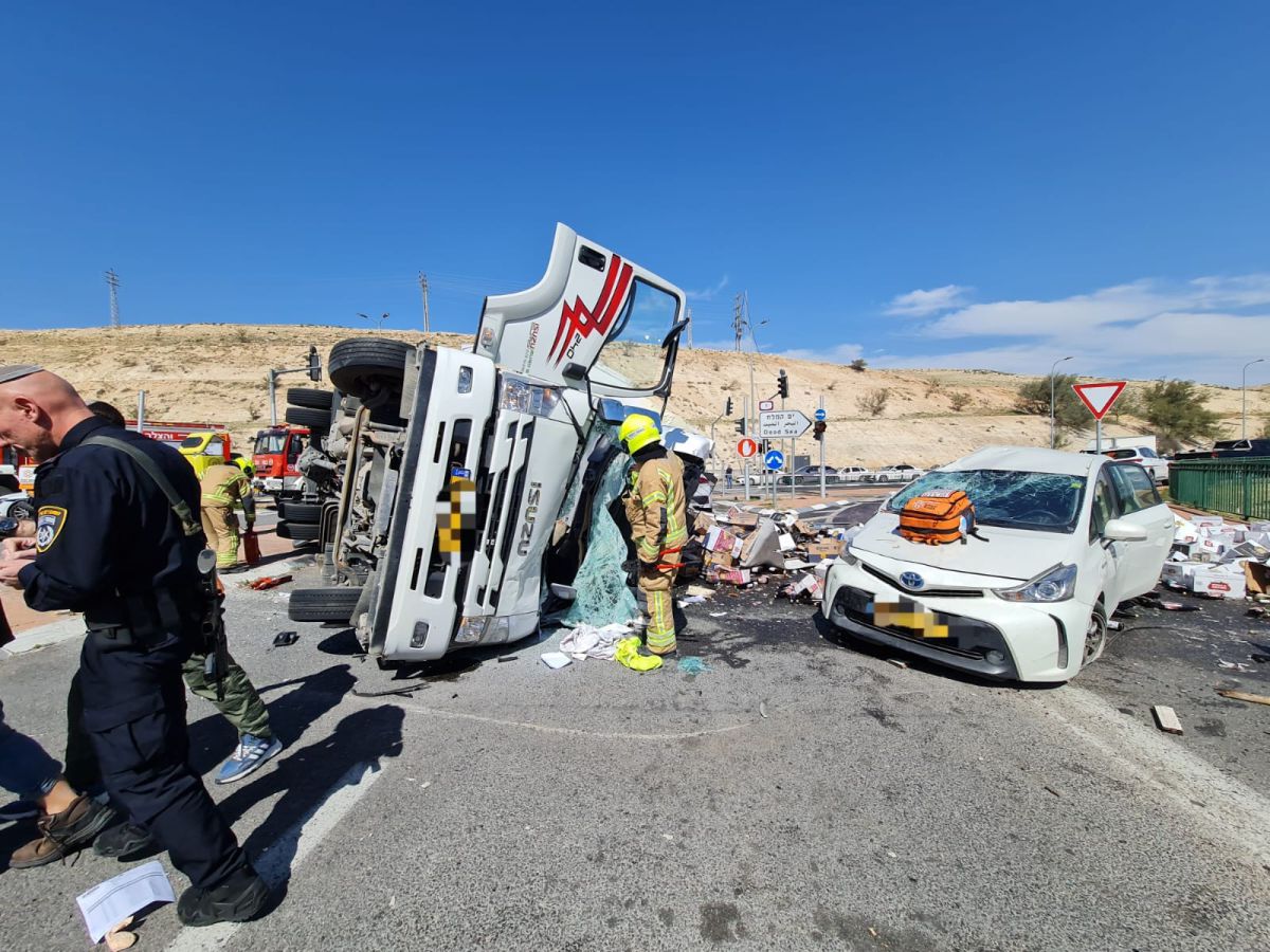 תאונה קשה: משאית התהפכה בכניסה למעלה אדומים