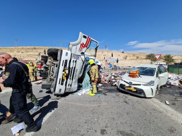 תאונה קשה: משאית התהפכה בכניסה למעלה אדומים
