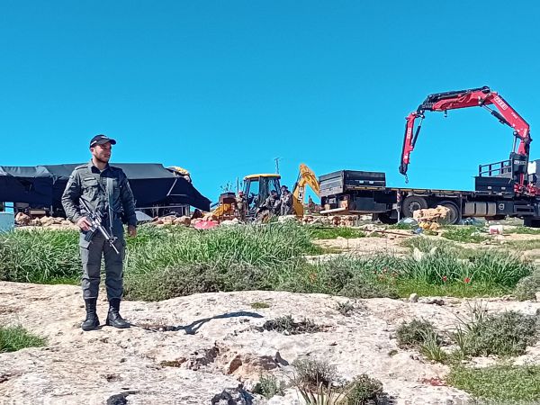 כוחות משטרה הורסים מאחז בגבעת שדה יונתן בבנימין