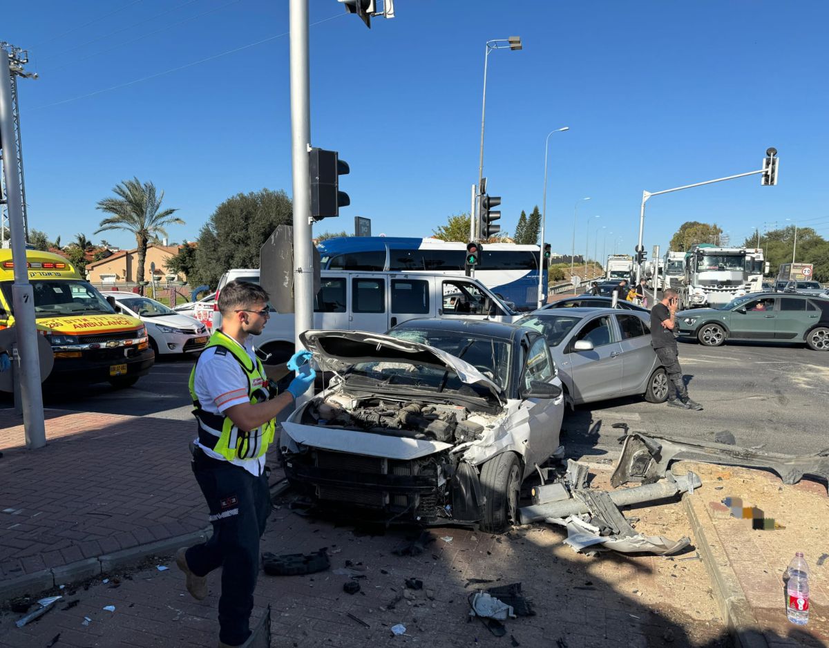 5 פצועים בתאונת דרכים בכניסה לשדרות