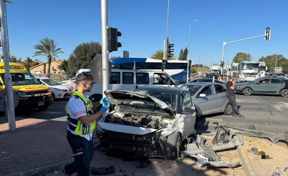 5 פצועים בתאונת דרכים בכניסה לשדרות