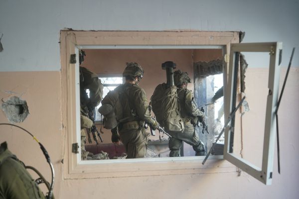 בחדר אחד ווסט של האו"ם ובחדר השני תת מקלע