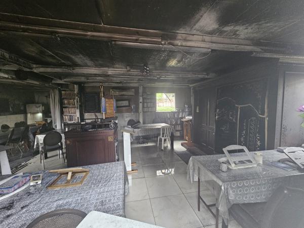 נזק כבד: שריפה פרצה בבית כנסת בטירת כרמל