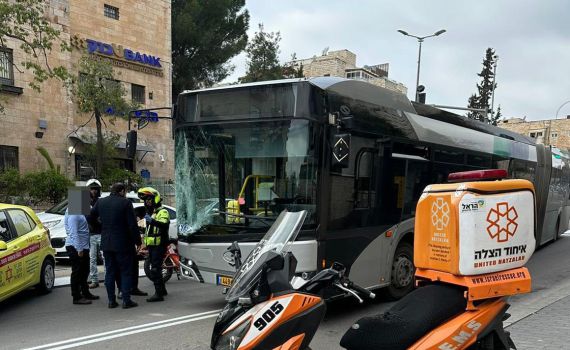 ירושלים: גבר כבן 43 נפצע בינוני מפגיעת אוטובוס
