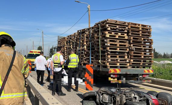 תאונה קשה: רוכב אופנוע נמחץ למוות תחת משאית