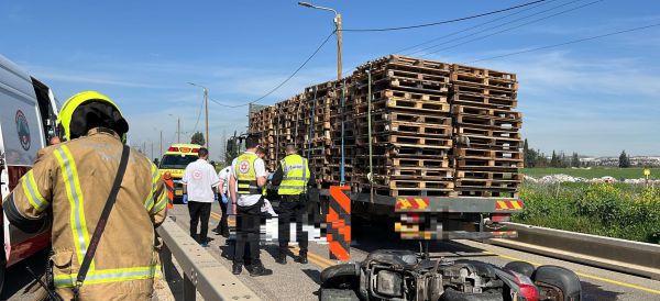 תאונה קשה: רוכב אופנוע נמחץ למוות תחת משאית