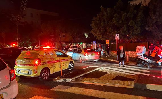 איבד שליטה על הרכב, פגע באישה ונכנס בבית קפה