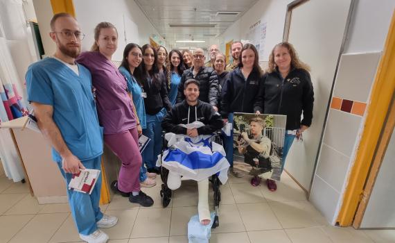 מוקף בדגלי ישראל: הלוחם שנפצע בג'נין שוחרר מאשפוז