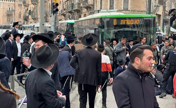 בג"צ הגיוס: עשרות חרדים חסמו את הרכבת הקלה בירושלים