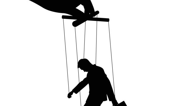 כשאת עסוקה ב"להנדס" אותו, את לא מאפשרת לו להביא את מי שהוא באמת