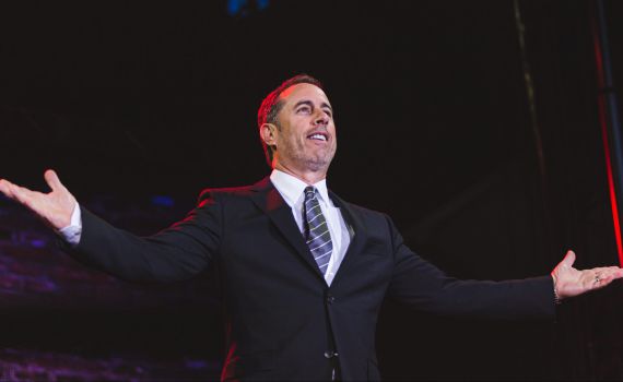 בגלל התמיכה בישראל: ג'רי סיינפלד הותקף בניו יורק