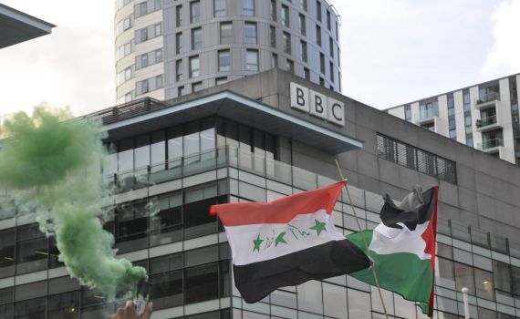 סערה ב-BBC: כינתה את היהודים 'זן פולש' ופוטרה