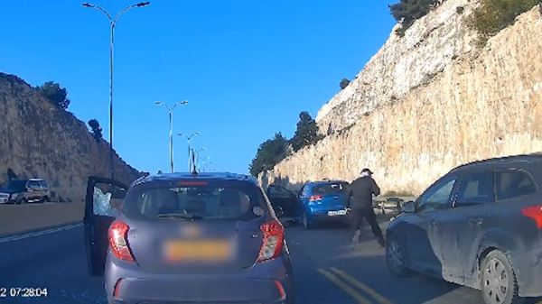 תיעוד דרמטי מהפיגוע: קרב יריות באמצע הפקק. צפו