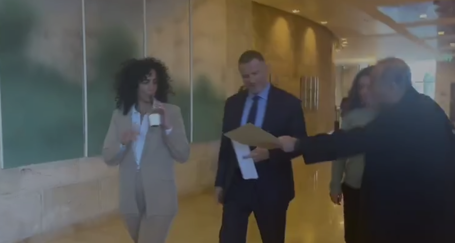 יולי אדלשטיין לדוד הנרצחת מנובה: "עוף לי מהעיניים"