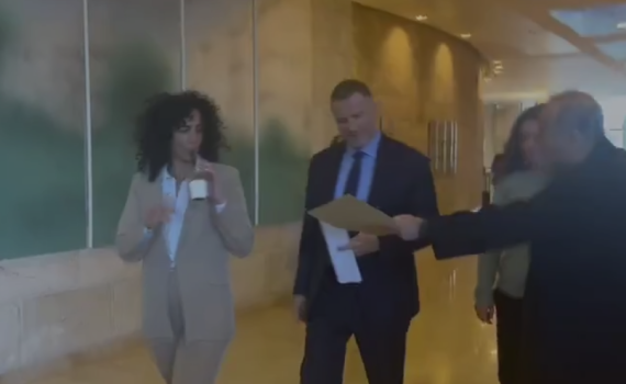 יולי אדלשטיין לדוד הנרצחת מנובה: "עוף לי מהעיניים"