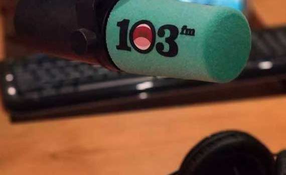 המגיש שר בשידור: "עוד ביבי חי". צפו