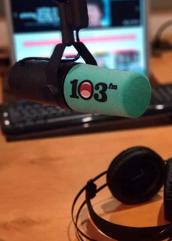 המגיש שר בשידור: "עוד ביבי חי". צפו