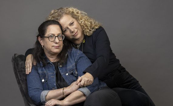 תערוכת "יד אחות": נשים מאחות את שברי המלחמה