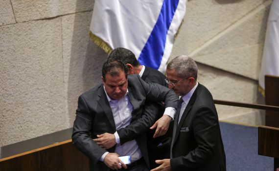 "מרעיבה ילדים": איימן עודה עורר סערה וסולק מהמליאה