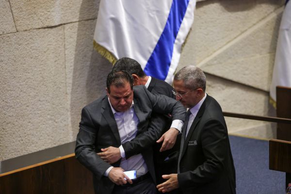 "מרעיבה ילדים": איימן עודה עורר סערה וסולק מהמליאה