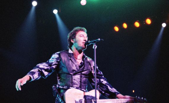 זה הכוכב שצפוי לגלם את ברוס ספרינגסטין בסרט על חייו