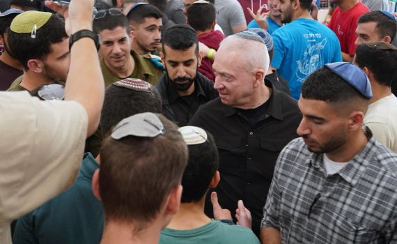 הביקור של גלנט: יריקה בפנים של המכינה בעלי