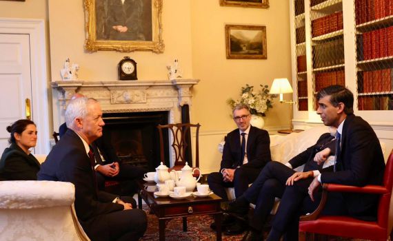 גנץ נפגש עם סונאק וקמרון: צריך ללחוץ עוד על חמאס