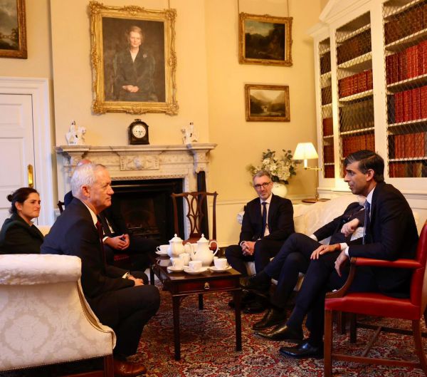 גנץ נפגש עם סונאק וקמרון: צריך ללחוץ עוד על חמאס