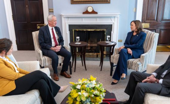 גנץ בארה"ב: "המחויבות העליונה – השבת החטופים"