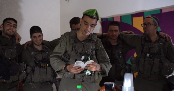 רגע של מנוחה: לוחמי הנח"ל קיבלו את השבת | צפו