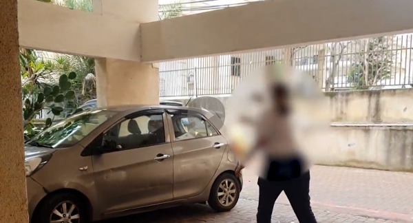 טירוף: תושבת רמת גן ניפצה חלונות של כלי רכב | צפו