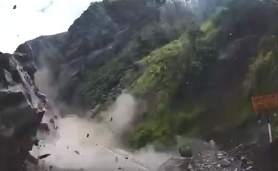 תיעוד נדיר מפרו: מפולת סלעים מחצה משאיות