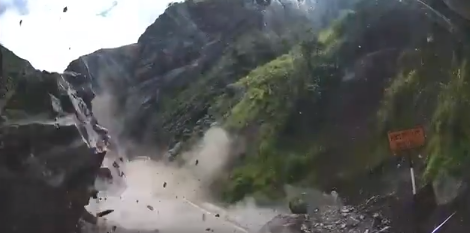 תיעוד נדיר מפרו: מפולת סלעים מחצה משאיות