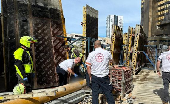 פועל נהרג בנפילה מגובה באתר בנייה בתל אביב