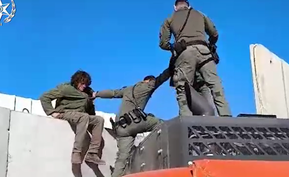 עשרות מפגינים פונו בכח במעבר ניצנה | צפו