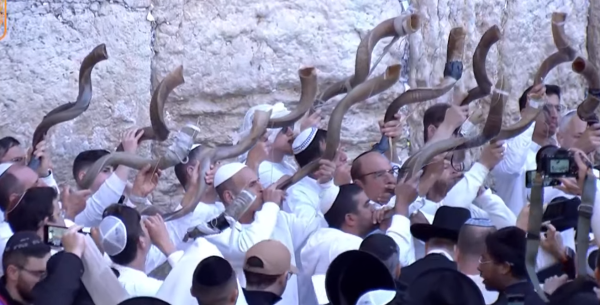 בשידור חי: קריאת שמע עם משפחות החטופים בכותל