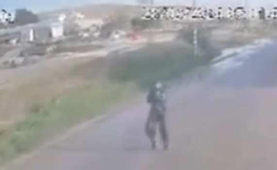 עומד באמצע הכביש לבוש מדים ויורה. תיעוד הפיגוע