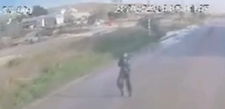 עומד באמצע הכביש לבוש מדים ויורה. תיעוד הפיגוע