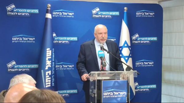 ליברמן: "מצפה שגנץ ואיזנקוט יפרשו מהממשלה"