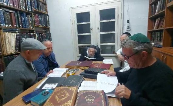 המנהיג החרדי התפלל עם הורי התצפיתניות החטופות