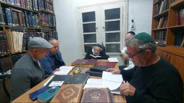 המנהיג החרדי התפלל עם הורי התצפיתניות החטופות