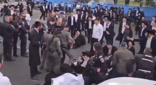 שוטרת שבעטה במפגין חרדי נגד הגיוס נחקרה באזהרה