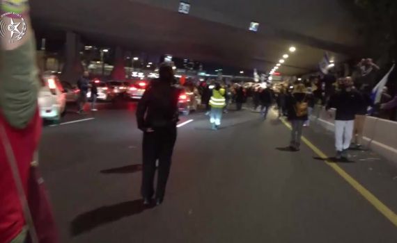 צפו: מפגינים שוב חוסמים את איילון צפון