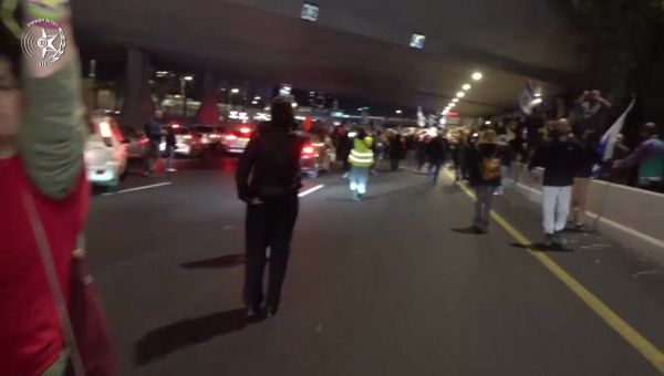 צפו: מפגינים שוב חוסמים את איילון צפון