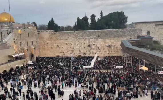 צפו: אלפים בקריאת "שמע ישראל" להשבת החטופים